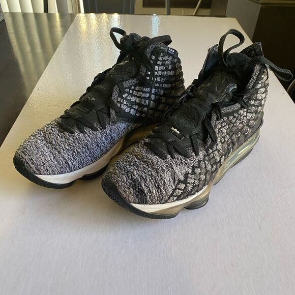 NIKE Lebron 17 “In the Arena” BQ3177-002 Basketball Shoes Size 11 - Picture 3 of 13